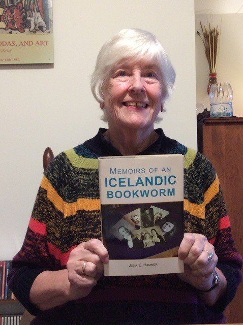 Jóna Hammer með bókina sem hún skrifaði um uppvaxtarár sín á Akureyri.
