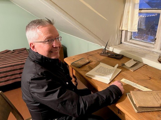 Jonas Bergquist læknir á fyrrum heimavistarherbergi á Suðurlofti Gamla skóla. Mynd: Friðbjörn Sigurð…