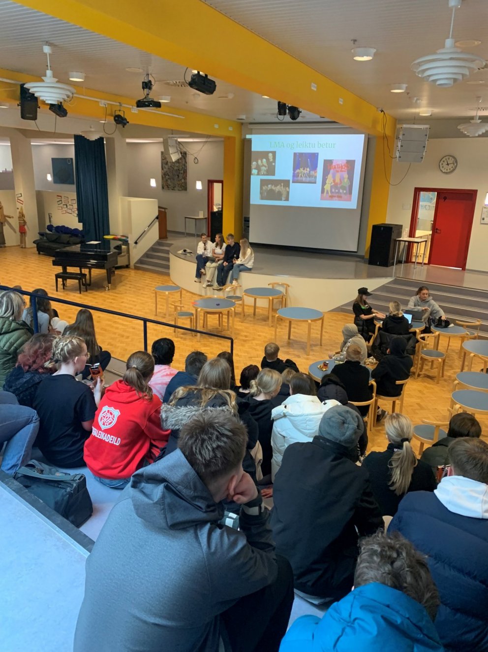 Stjórn skólafélagsins kynnir félagslífið fyrir grunnskólanemendum