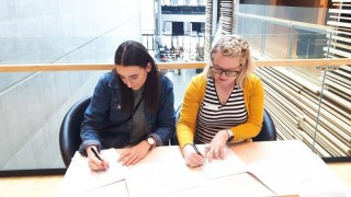 Kristín Sóley og Soffía Stephensen skrifa undir