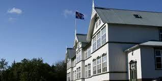 Flaggað við Gamla skóla 17. júní