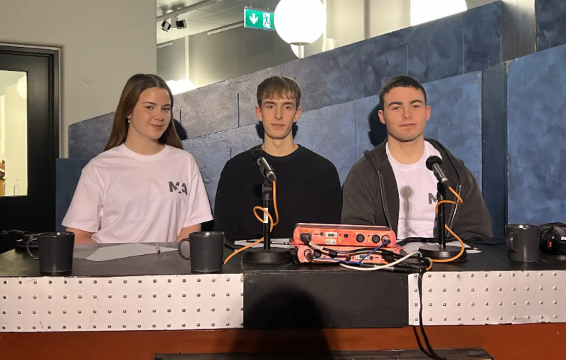 Lið MA sem atti kappi við FB. Frá vinstri: Elva Rut Birkisdóttir, Mikael Gísli Finnsson og Tómas Kri&hellip;