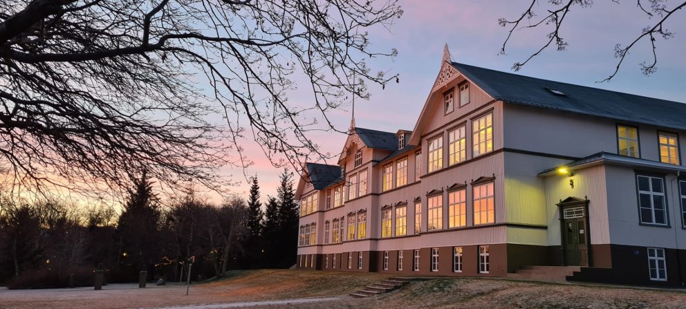 Gamli skóli í desemberbirtunni. Mynd: Margrét K. Jónsdóttir.