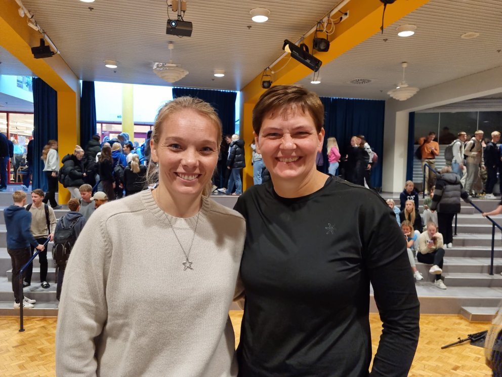 Margrét Lára Viðarsdóttir ásamt Ingu íþróttakennara sem hafði veg og vanda af heimsókn Margrétar.