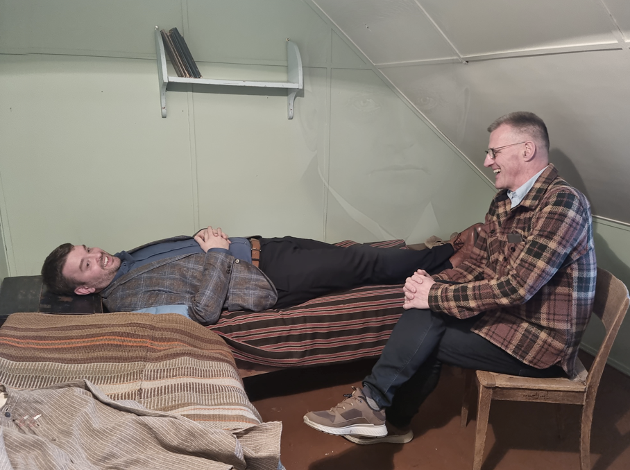 Ásmundur Einar Daðason og Karl Frímannsson slá á létta strengi á suðurlofti Gamla skóla