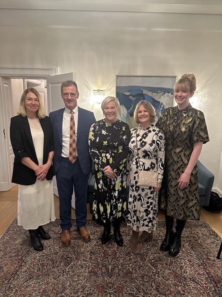 Á Bessastöðum. Sigurlaug Anna Gunnarsdóttir, Karl Frímannsson, forseti Íslands Halla Tómasdóttir, Al…