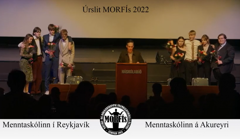 Stefán Óli Jónsson oddadómari úrslitaviðureignarinnar tilkynnir úrslit kvöldsins. Skjáskot