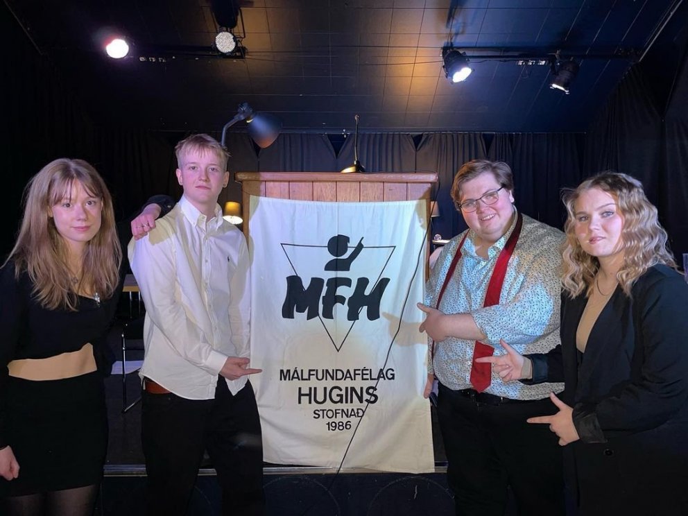Lið MA; Malín, Jóhannes Óli, Þröstur og Krista. Myndin er fengin af facebook-síðu Málfundafélags Hug&hellip;