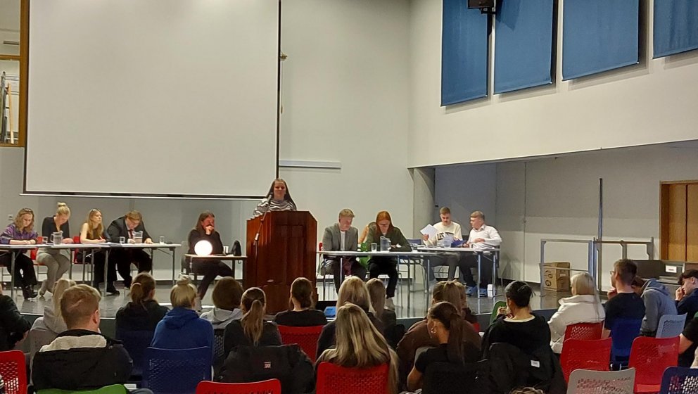 Sveitir MA og Flensborgar rökræða um Eurovision í Flensborgarskóla. Mynd fengin af flensborg.is