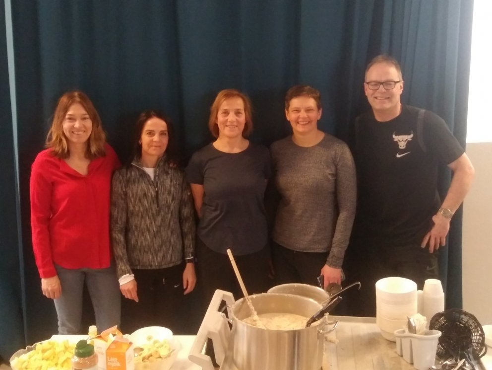 Íþróttakennarar og aðstoðarskólameistari buðu upp á morgungöngu og hafragraut með lýsi í morgunmat.