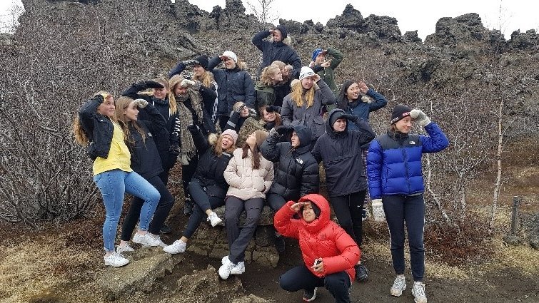 Nemendur stilla sér upp fyrir myndatöku