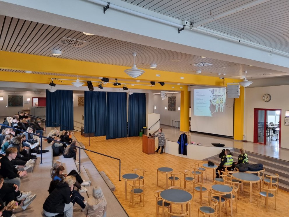 Lögreglan á Norðurlandi eystra kynnir starfsemi sína fyrir nemendum í 3. bekk í MA