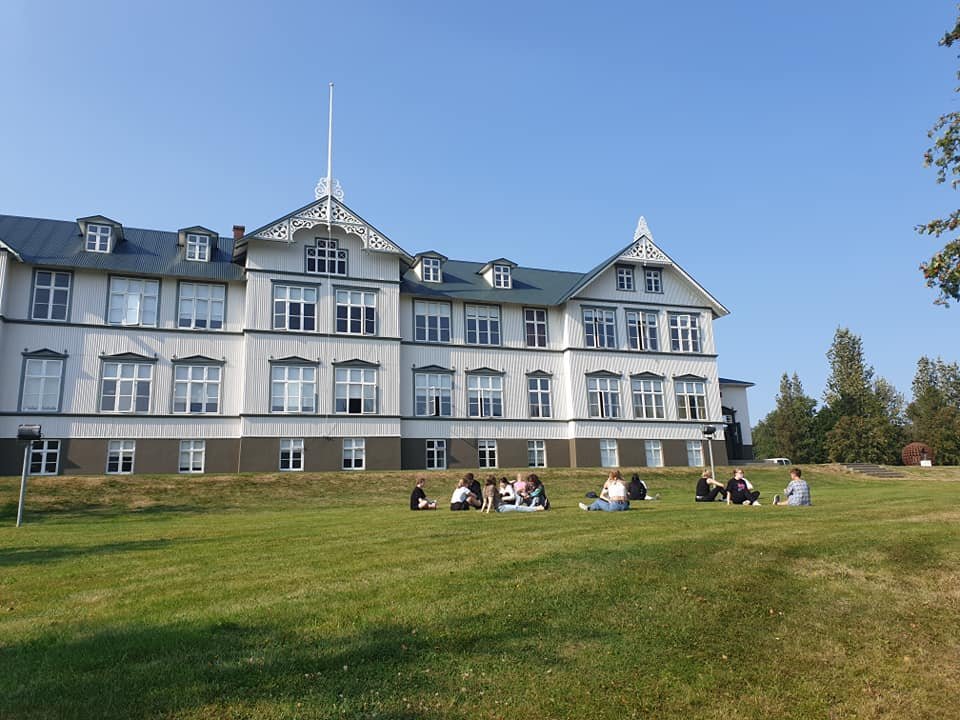 Nemendur í útikennslustund í blíðviðrinu í ágúst.