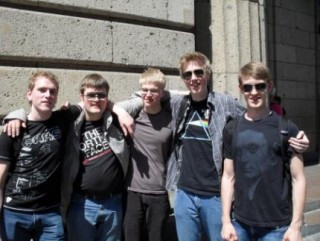 Brandur er annar frá vinstri á þessari mynd af landsliðinu í eðlisfræði.