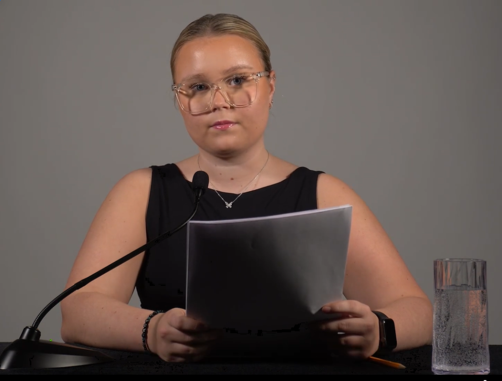 Krista Sól Guðjónsdóttir forseti Hugins tekur til máls. Skjáskot af myndbandi skólafélagsins.