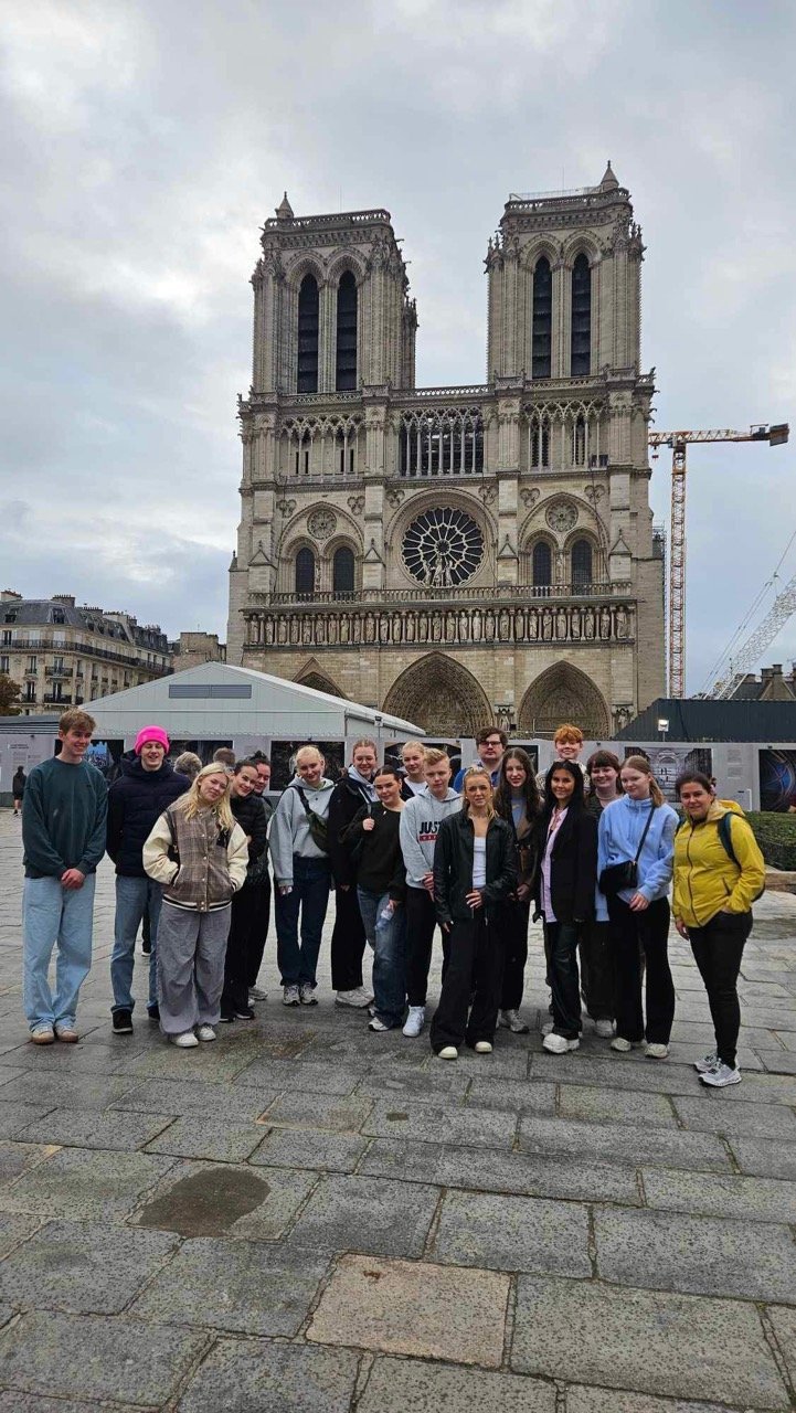 Hópurinn sem hélt til Parísar, við Notre Dame