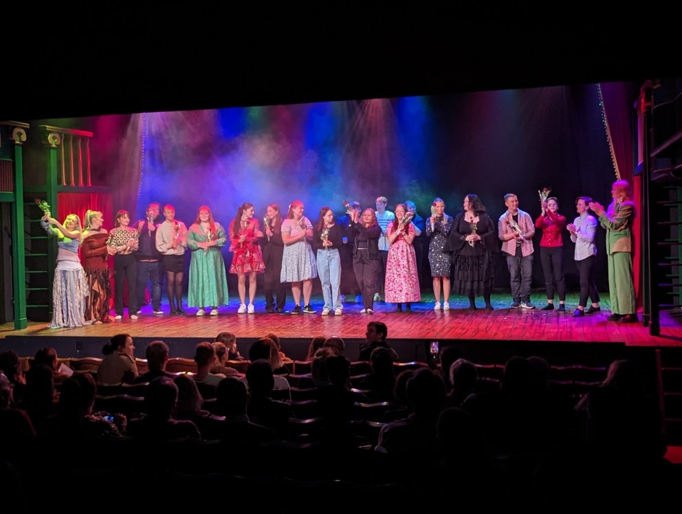 Fagnað að sýningu lokinni. 3L í Samkomuhúsinu.