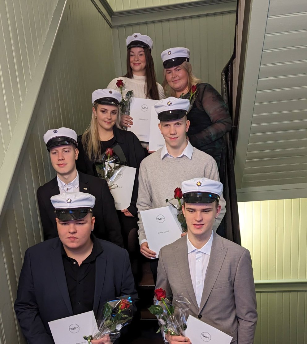 Nýstúdentar 20. desember 2023. Á myndina vantar tvo stúdenta.