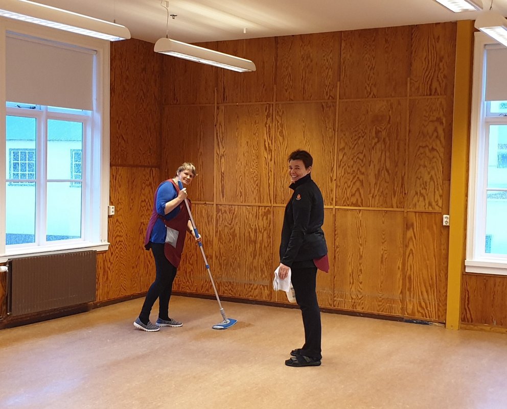 Guðríður og Vala bóna stofu G22 - sem er eins og fínasti danssalur