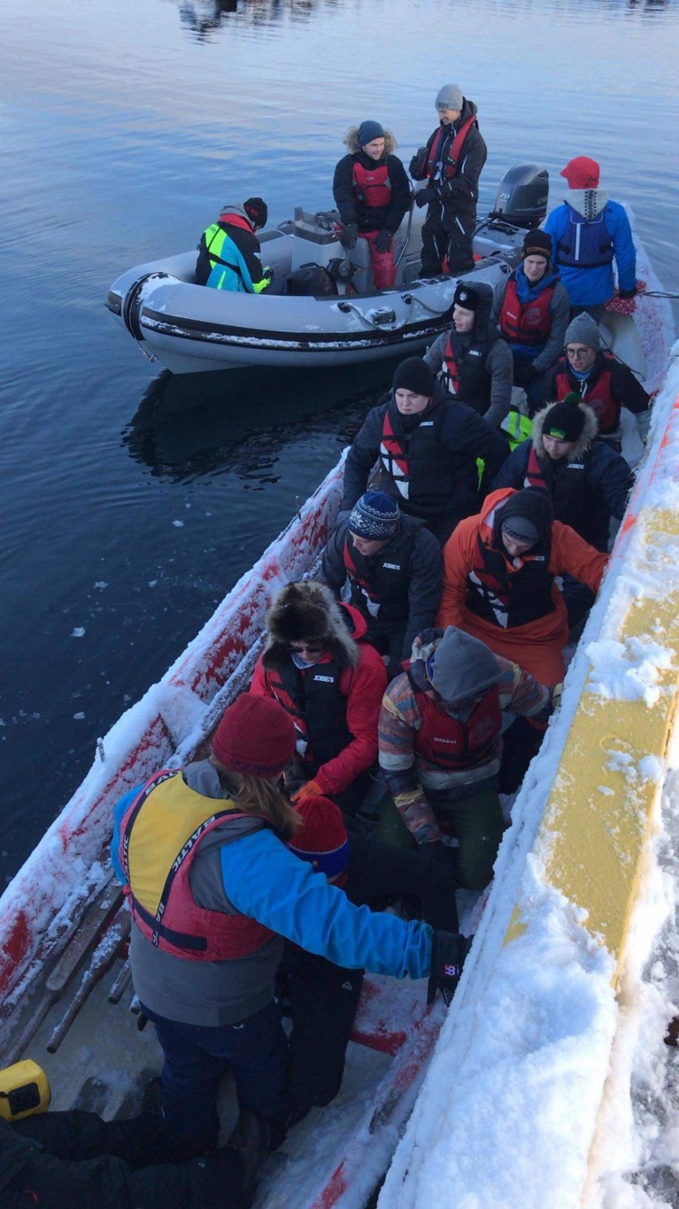 Nemendur leggja úr höfn á Hjalteyri í fylgd öryggisvarða frá Siglingaklúbbnum Nökkva. Mynd:Alfreð St…