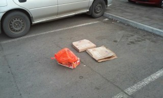 Ruslið á bílastæðinu