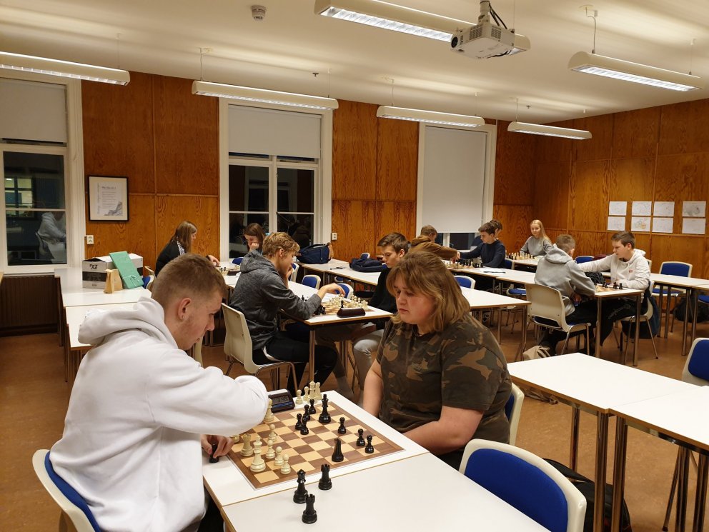 Nemendur í 1X einbeittir á skákmóti