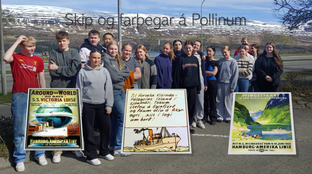 Nemendur í menningarsögu stilla sér upp við Pollinn