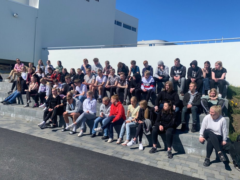 10. bekkingar á Akureyri njóta sólar í MA