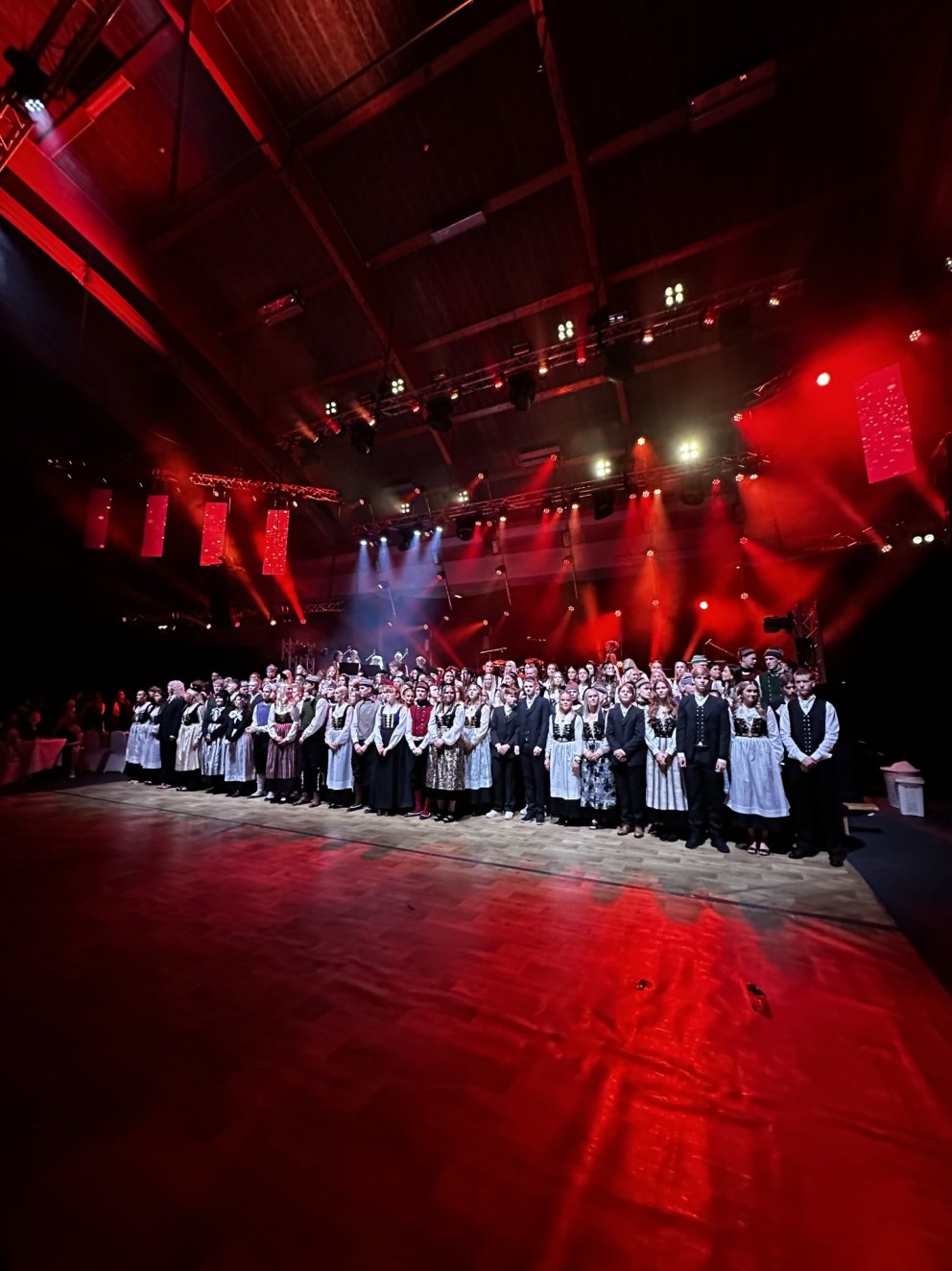 3. bekkingar syngja skólasönginn