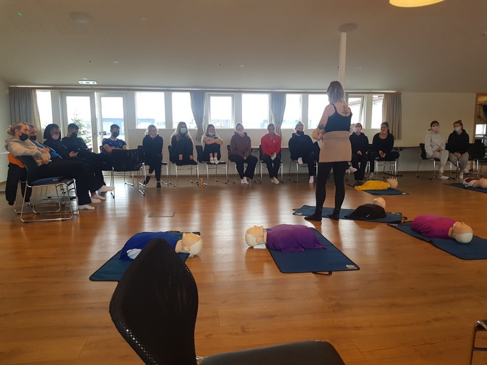 Nemendur í 2. bekk fá kynningu á skyndihjálp hjá Rauða krossinum