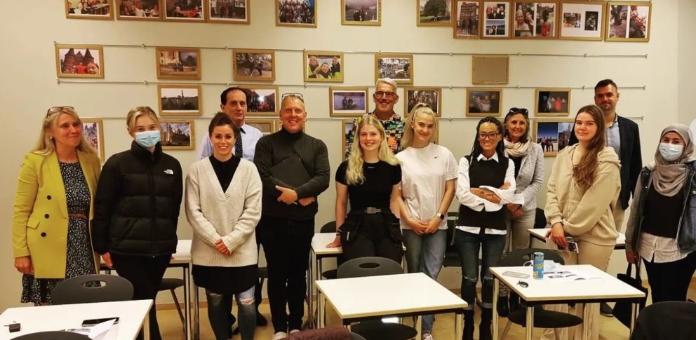 Fulltrúar frá háskólanum í Martin ásamt skólameistara, kennurum og nemendum í MA.