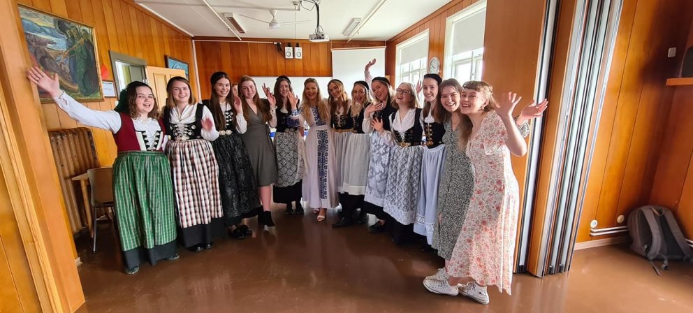 Þjóðbúningar settu svip á sparifatakaffið.