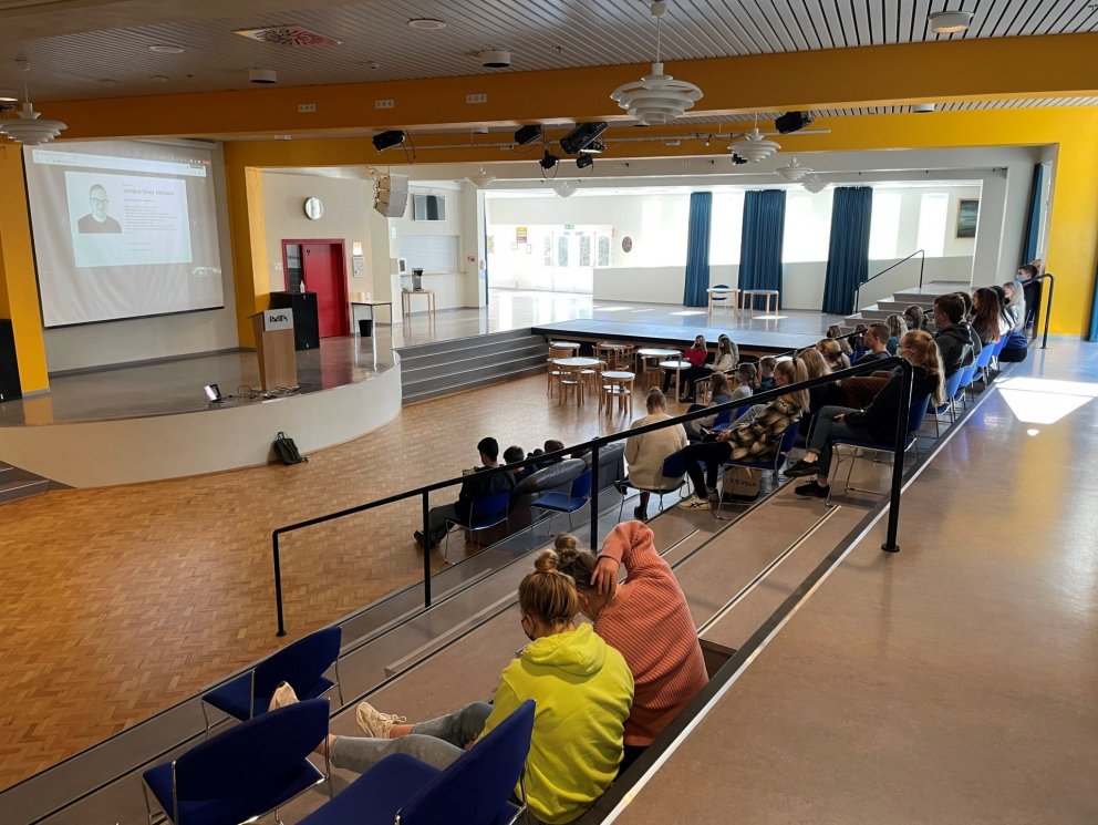 Nemendur fylgjast með starfskynningu í Kvosinni.