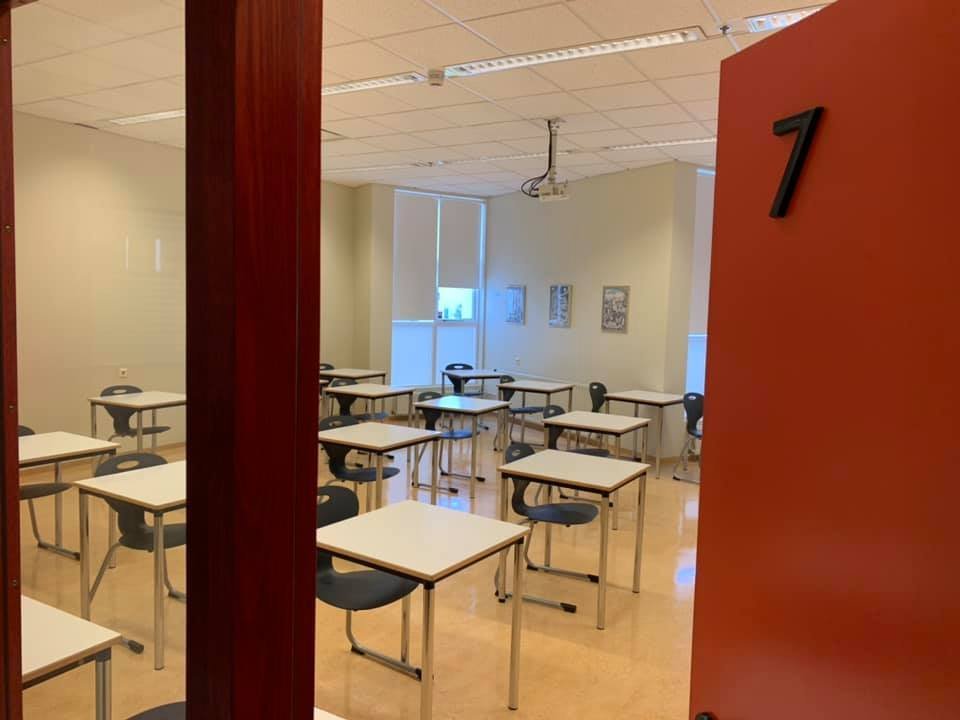 Kennslustofur skólans standa auðar og nemendur læra heima