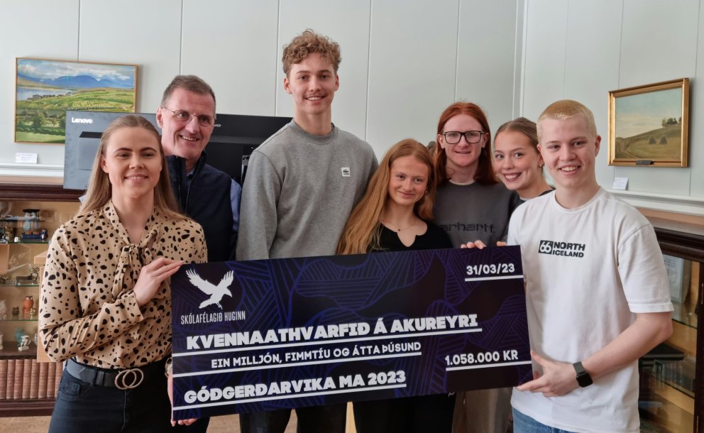 Fulltrúi Kvennaathvarfsins á Akureyri veitir viðtöku styrk frá MA-ingum