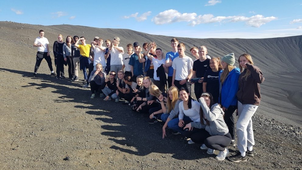 Nemendur í náttúrulæsi stilla sér upp fyrir myndatöku