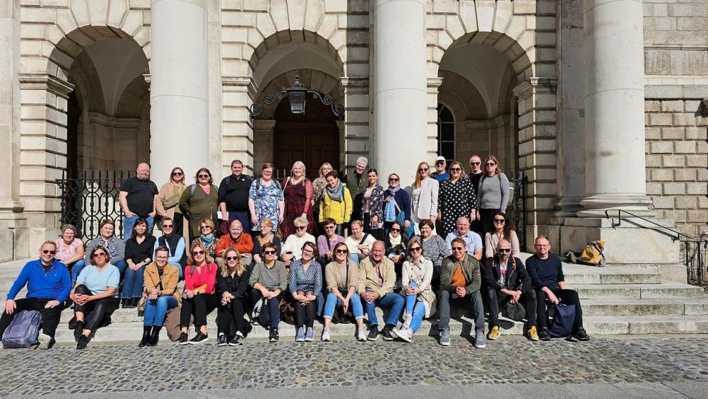 Hópurinn við kapellu Trinity háskólans