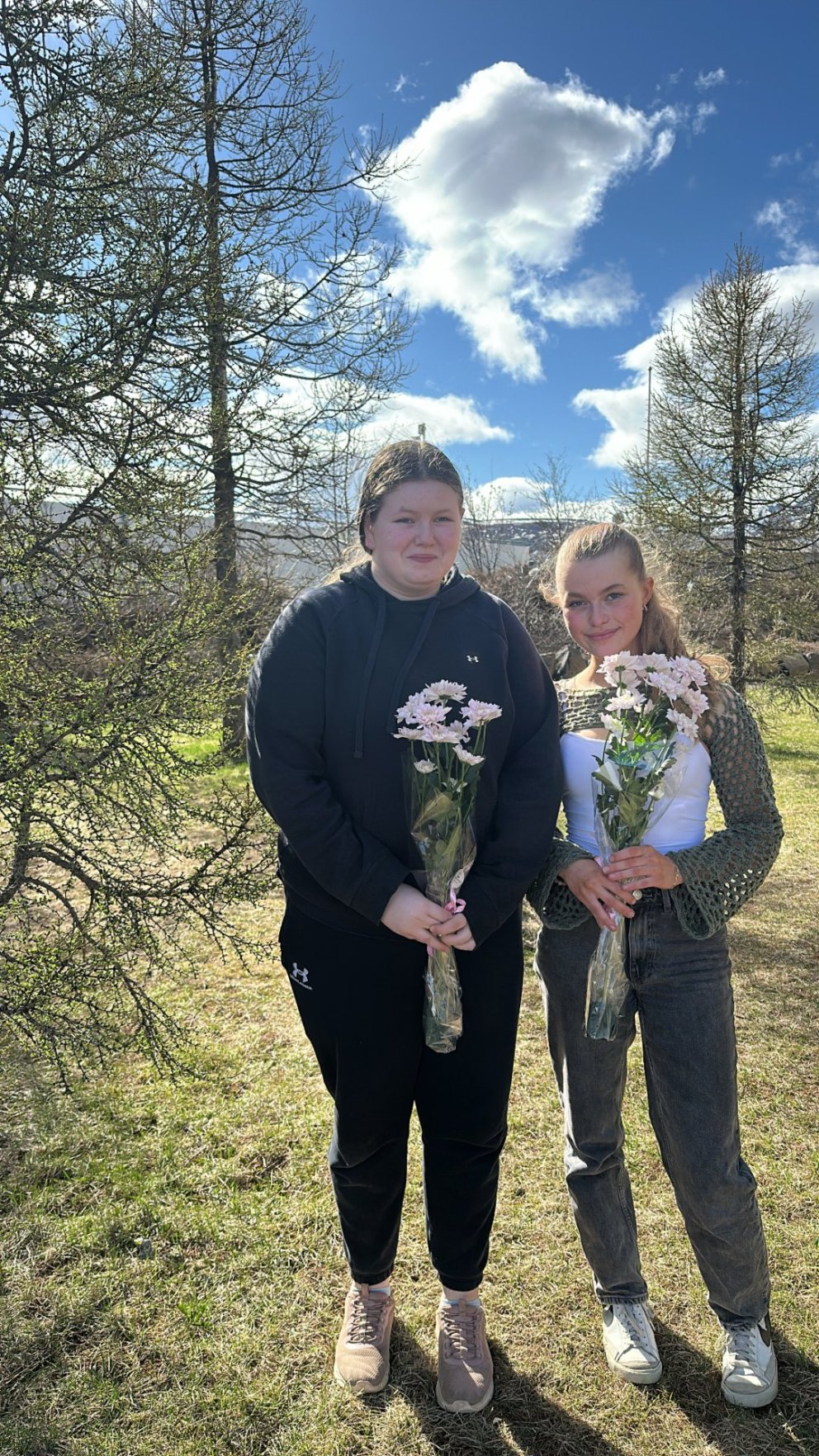 Hanna Lilja Arnarsdóttir og Steinunn Lilja Dagsdóttir urðu í 2. sæti keppninnar og fengu blóm frá sk&hellip;