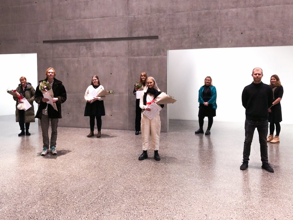 Verðlaunahafar eða fulltrúar þeirra og dómnefnd Ungskálda. Almar Alfreðsson tók myndina