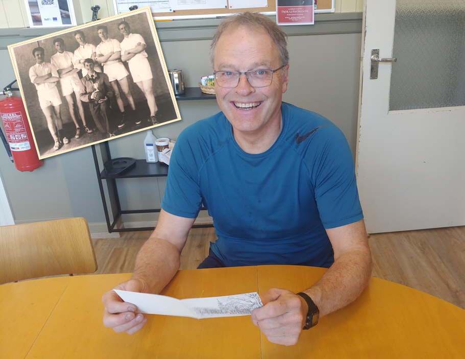 Unnar Vilhjálmsson með jólakort föður síns