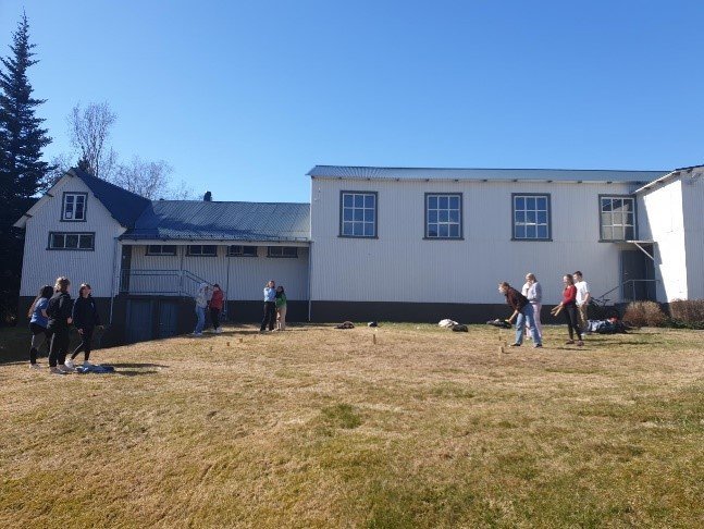 Nemendur í kubb á skólalóðinni