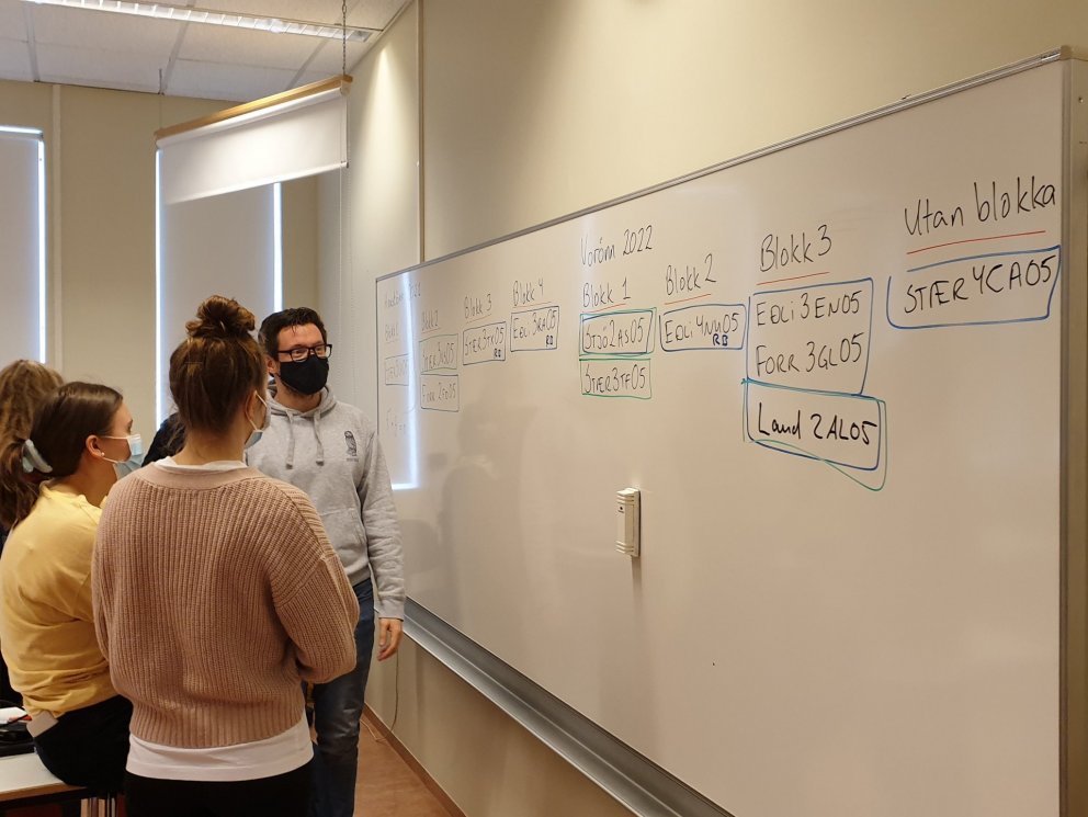 Jóhann S. Björnsson fagstjóri í stærðfræði segir nemendum frá valgreinum í eðlis- og stærðfræði og f&hellip;