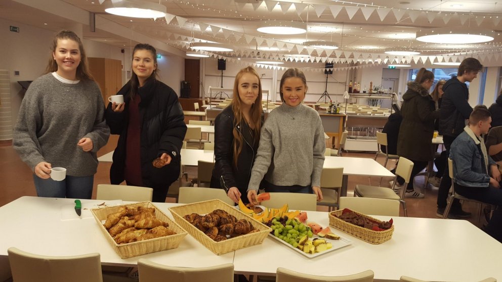 Nemendur í starfskynningu í Verkís þar sem þeim var boðið í morgunmat