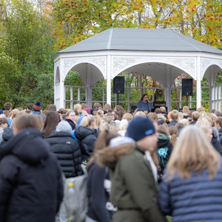 Samstöðufundur nemenda MA og VMA í Lystigarðinum. Mynd: Hilmar Friðjónsson