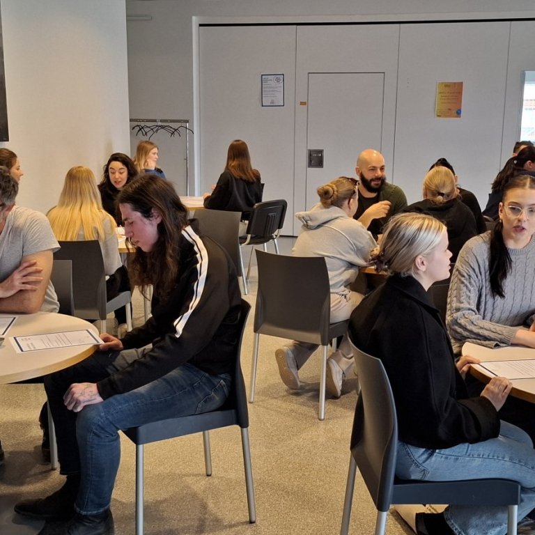 3.A og Símeyjanemendur að spjalla