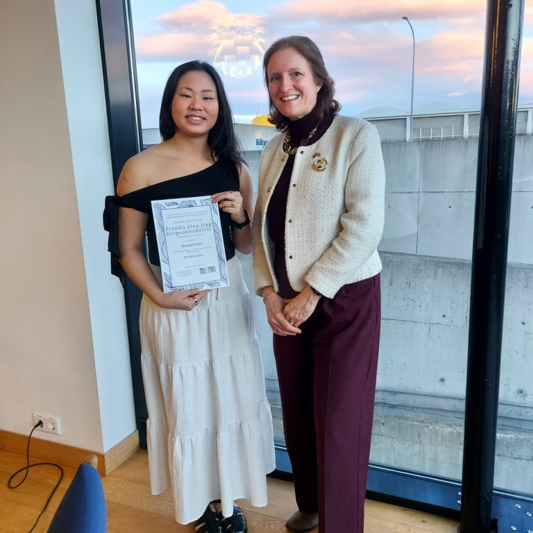 Freydís Jóna Jing Bergsveinsdóttir og Dr. Bryony Mathew sendiherra Bretlands og barnabókahöfundur