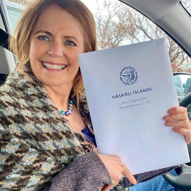 Alma með meistaraprófsritgerðina sína