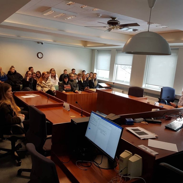 Nemendur hlýða á Halldór Björnsson starfandi dómstjóra. Myndina tók Lilja Ákadóttir