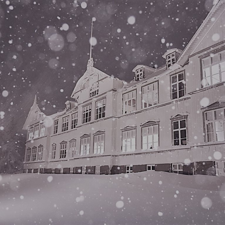 Prófi morgundags frestað og engin kennsla eftir hádegi í dag