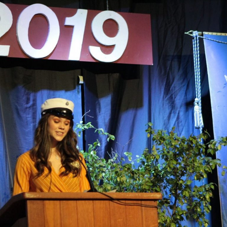 Kolbrún, formaður skólafélagsins 2018-19, heldur ræðu við brautskráningu. Myndina tók Guðjón H. Hauk&hellip;